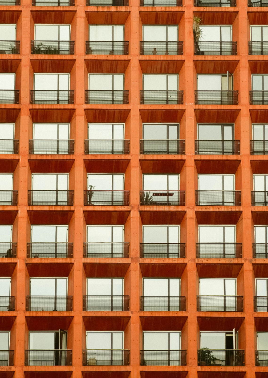 Façade orange à motifs répétés, immeuble urbain